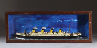 une image représentant une maquette de bateau dans un cadre en bois