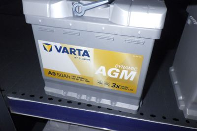 une photo d'une batterie de voiture posée sur une étagère