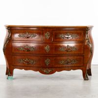 Une commode « tombeau », en placage de palissandre, marquete… (photo 2)