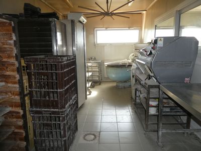 une cuisine avec beaucoup de plans de travail