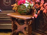un panier de fleurs posé sur une table à côté d'une commode