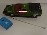 une petite voiture verte et une boîte bleue posées sur une table