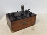 Une radio à l'ancienne est posée sur une caisse en bois