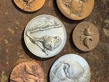 quatre types différents de pièces de bronze posées sur une table