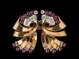 une photo représentant une paire de broches ornées de diamants roses et blancs