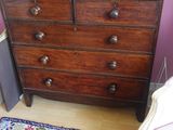 une commode surmontée d'un miroir dans une pièce