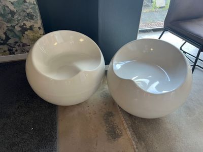 deux bols blancs posés l'un à côté de l'autre sur le sol