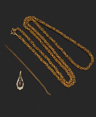 une collection de bijoux en or comprenant un collier et un pendentif