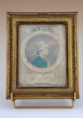 une vieille photo d'un homme en chemise bleue dans un cadre doré