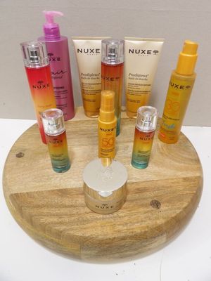 de nombreux types de produits de soins de la peau présentés sur un présentoir en bois