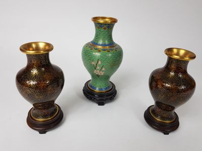 Trois vases (une paire plus un) en laiton cloisonné émaillé …