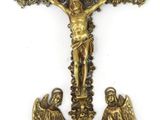 une image représentant une croix avec un ange et un homme sur la croix