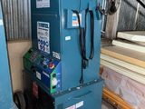 une machine posée sur une palette dans un entrepôt