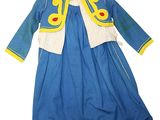 une photo d'une robe bleue avec des bordures jaunes et une veste bleue