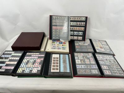 une table sur laquelle sont disposés de nombreux timbres de toutes sortes