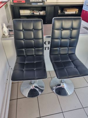 deux chaises noires posées sur un sol carrelé
