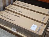 plusieurs boîtes sur une palette dans un entrepôt