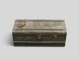 une vieille valise posée sur une table
