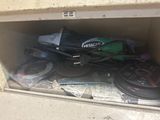 une image représentant une boîte contenant tout un tas d'outils