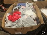 une boîte en carton remplie de vêtements et d'autres objets