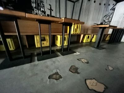 A l'étage, sous les banquettes : 8 cagettes en PVC certaines…