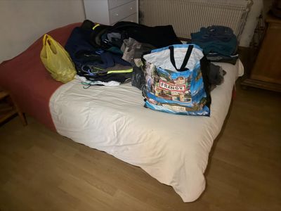 Contenu de la chambre, Commode XXème rustique, lit, chiffonn…