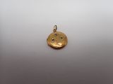 un gros plan d'une pièce d'or sur laquelle figure un smiley