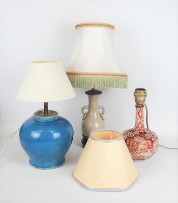 trois vases et une lampe posés sur une table