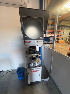 une image d'une machine dans un entrepôt