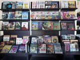 beaucoup de livres sur les étagères de la pièce