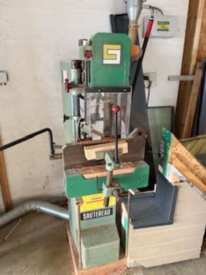 une machine qui se trouve dans un garage