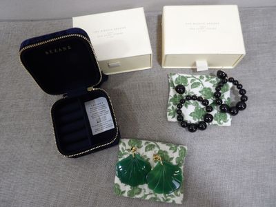 une boîte sur laquelle sont posés un collier, un bracelet et d'autres objets