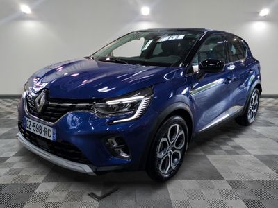 une voiture bleue garée sur le sol en damier d'un garage