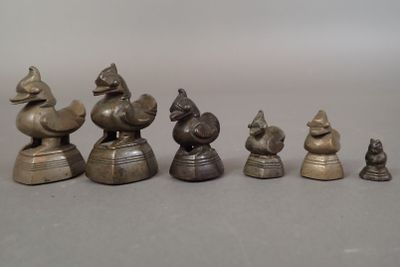 tout un tas de petites figurines en métal posées sur une table