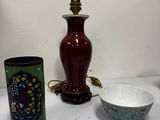 deux vases, un bol et une lampe posés sur une table