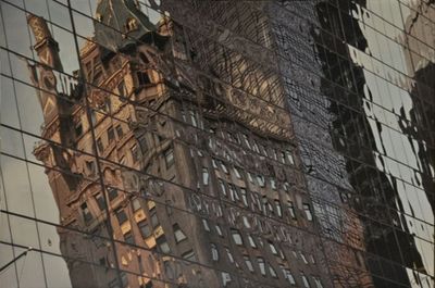 les bâtiments se reflètent dans les vitres d'un immeuble situé de l'autre côté de la rue