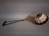 une petite lampe posée sur une table