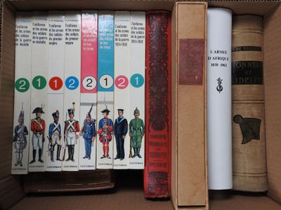 de nombreux livres dans une boîte en carton posée sur une table