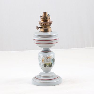 Lampe à pétrole en opaline grise à décor émaillée de fleurs.