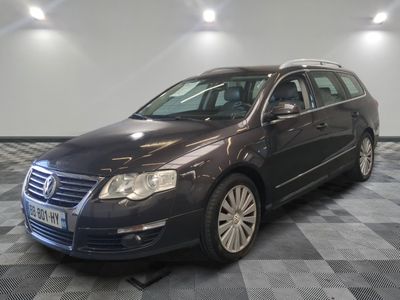 une photo d'une Volkswagen Passat de couleur foncée garée sur un sol à damier