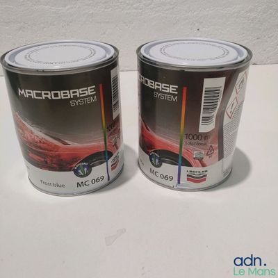 Deux pots de peinture sont posés côte à côte sur une table