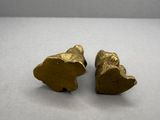 deux pièces d'or sont posées sur une table