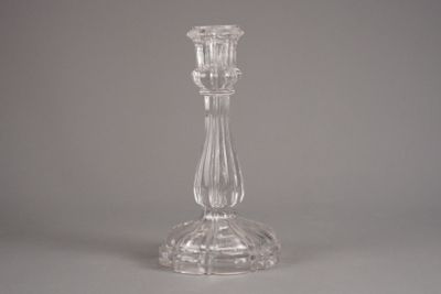 un bougeoir en verre transparent posé sur une table