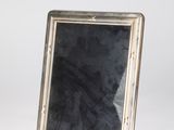 un cadre photo en argent antique sur fond blanc
