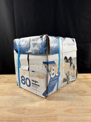 une pile de cartons posée sur une table, sur fond noir