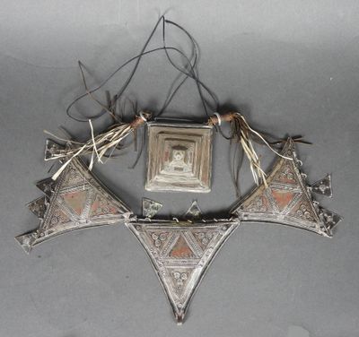 un objet métallique suspendu au plafond d'une pièce