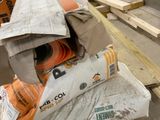 un tas de matériaux de construction posé sur une palette