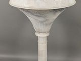 une photo d'une lampe de table en marbre blanc avec un abat-jour blanc