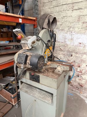 une machine posée sur une table dans un entrepôt