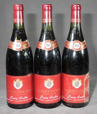 trois bouteilles de vin posées sur une table l'une à côté de l'autre